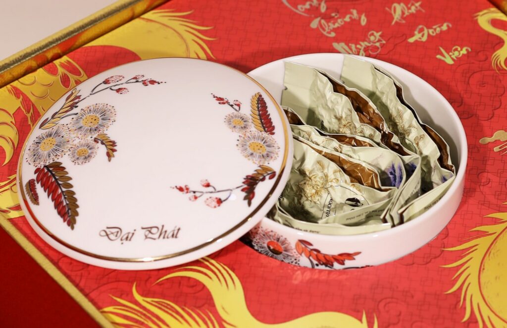Hộp Gốm Sứ Minh Long và Trà Ô Long: